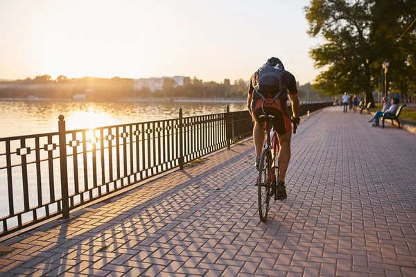 Ung och energisk cyklist i parken — Stockfoto