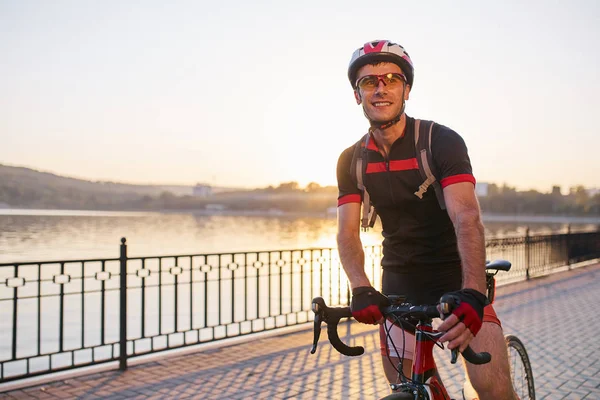 Joven y enérgico ciclista en el parque — Foto de Stock