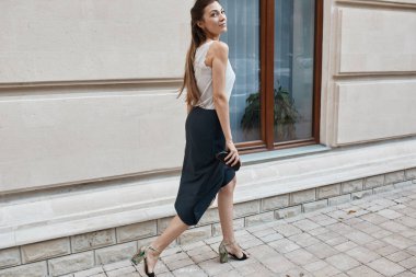 Eski şehrin sokaklarında yürüyüş güzel kadın moda