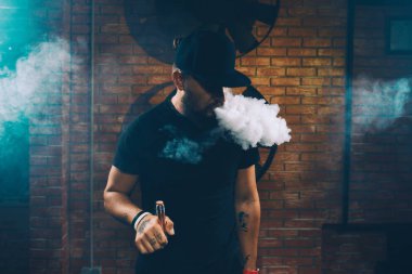 Adam vaping elektronik sigara