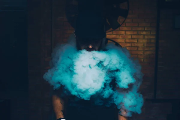 Mannen vaping en elektronisk cigarett — Stockfoto