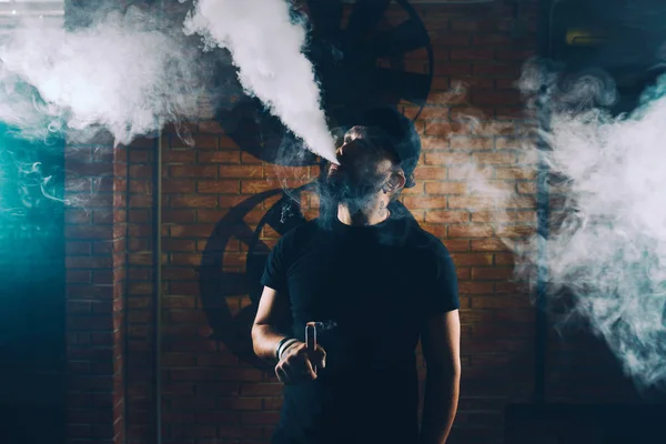 Hombre vapeando un cigarrillo electrónico — Foto de Stock