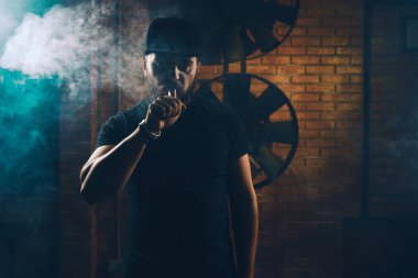 Adam vaping elektronik sigara