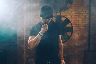 Adam vaping elektronik sigara