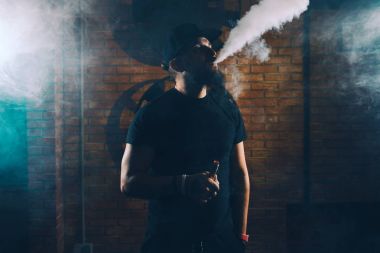 Adam vaping elektronik sigara