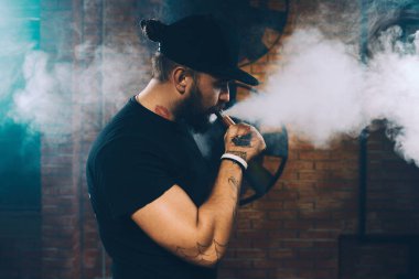 Adam vaping elektronik sigara