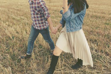 Genç modern şık çift açık havada