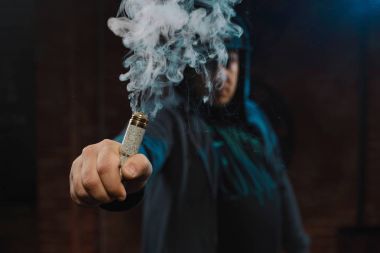 Adam vaping elektronik sigara