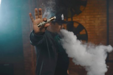 Adam vaping elektronik sigara