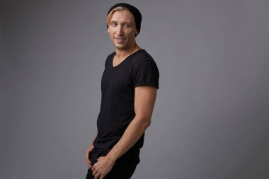 Stüdyoda poz sarışın yakışıklı genç