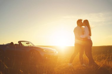 Mutluluk çift yeni spor arabanın yakınında kal