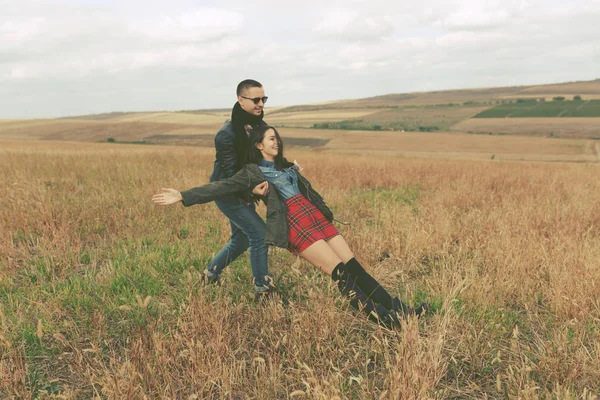 Joven moderno elegante pareja al aire libre — Foto de Stock