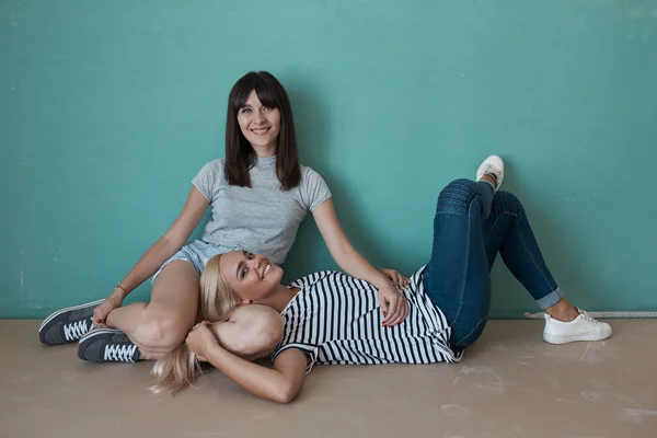Zwei hübsche Frauen in einem unfertigen Innenraum — Stockfoto