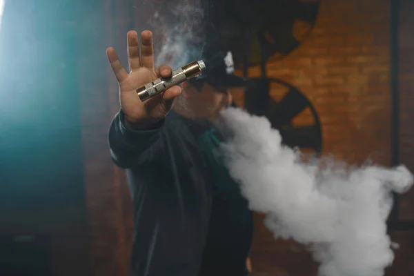 Man vaping an electronic cigarette — Stock Photo, Image