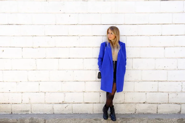 Sokakta mavi paltolu kız — Stok fotoğraf