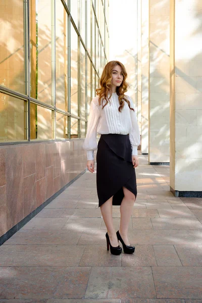 Zarif Bayan yalnız sokakta yürürken