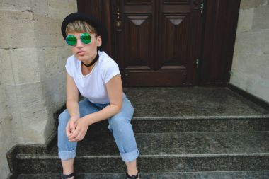 Doğal makyaj ve boş zaman zaman açık havada zevk kısa saç kesimi ile kadın hipster portresi