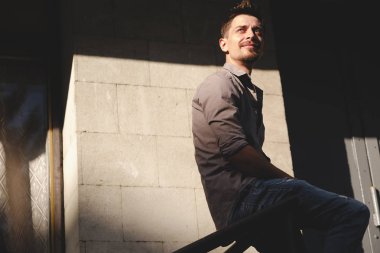 yakışıklı adam açık havada dikey