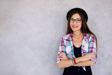 Gülümseyen kadın çarpıcı ile