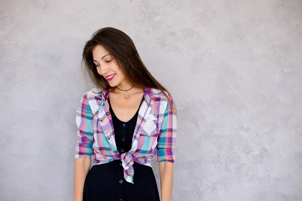 Retrato de una sonriente mujer tímida — Foto de Stock