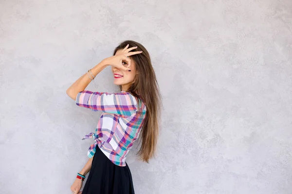 Ragazza hipster guardando misteriosamente oltre la spalla attraverso fing — Foto Stock