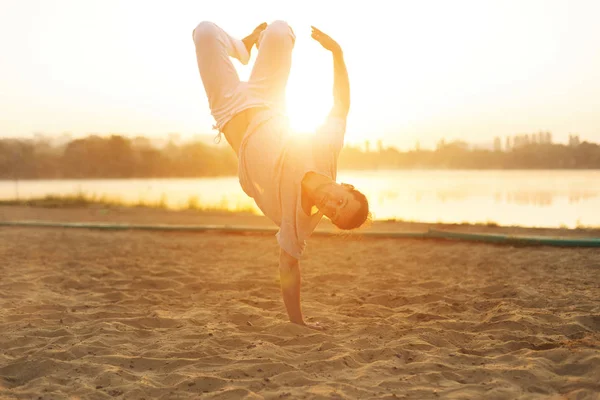 Athletic capoeira performer workout training on the beach sunris — Stock Photo, Image