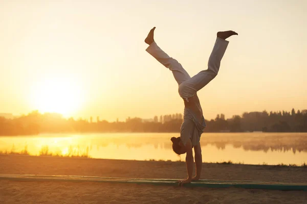 Atletic capoeira performer antrenament pe plajă sunris — Fotografie, imagine de stoc