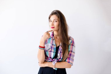 Düşünceli ve gülümseyen genç kadın