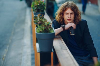 Kırmızı saçlı hippi erkek kahve ile düşünme