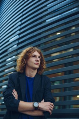 Kentsel fütüristik arka plan üzerinde kırmızı saçlı adam portresi