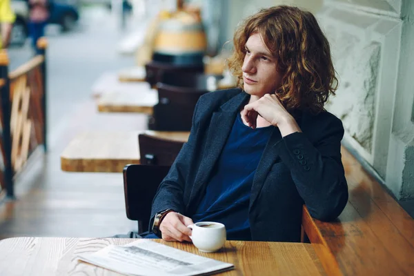 Portret ciekawe czerwonawy mężczyzna pozowanie z kawy — Zdjęcie stockowe