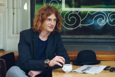 Kahve karıştırma kırmızımsı adam ilginç portre