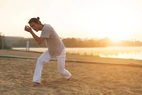 Atletic capoeira performer face mișcări pe plajă — Fotografie, imagine de stoc