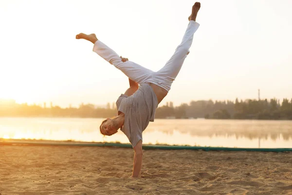 Athletic capoeira performer workout training on the beach sunris — Stock Photo, Image