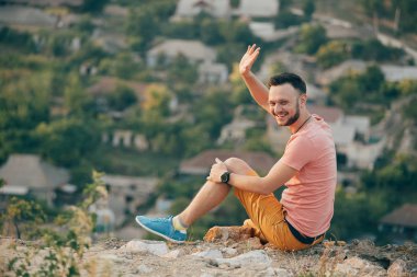 Gülümseyen ve güneşli yaz günü zevk genç adam