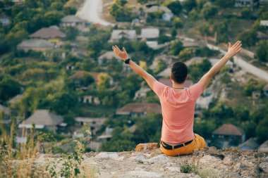 Gülümseyen ve güneşli yaz günü zevk genç adam