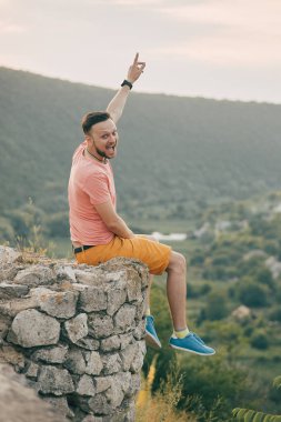 Gülümseyen ve güneşli yaz günü zevk genç adam