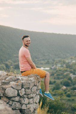 Gülümseyen ve güneşli yaz günü zevk genç adam