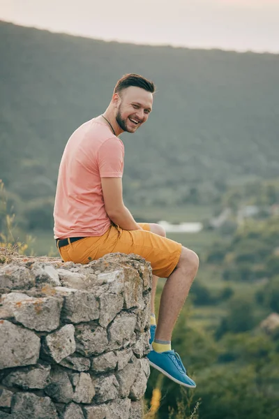 Junger Mann lächelt und genießt sonnigen Sommertag — Stockfoto