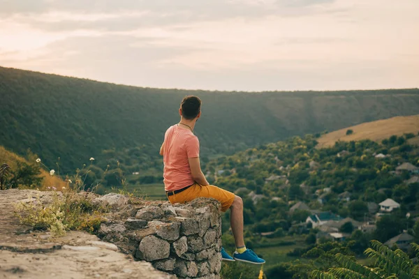 Gülümseyen ve güneşli yaz günü zevk genç adam