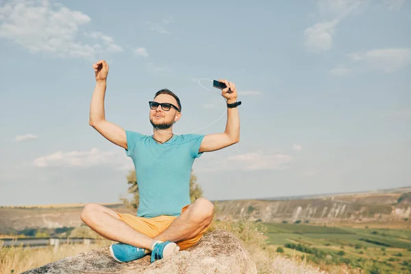 Mladý muž s úsměvem a těší slunečného letního dne — Stock fotografie