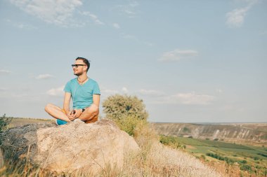 Gülümseyen ve güneşli yaz günü zevk genç adam
