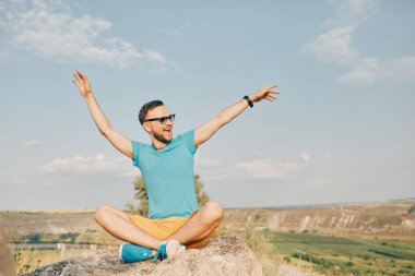 Gülümseyen ve güneşli yaz günü zevk genç adam