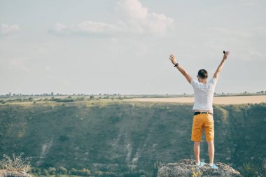 Gülümseyen ve güneşli yaz günü zevk genç adam