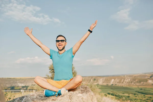 Joven sonriendo y disfrutando del soleado día de verano — Foto de Stock