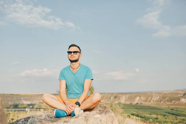 Mladý muž s úsměvem a těší slunečného letního dne — Stock fotografie