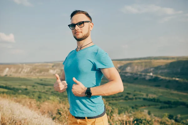 Junger Mann lächelt und genießt sonnigen Sommertag — Stockfoto