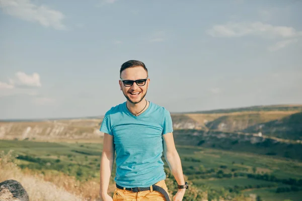 Jonge man glimlachend en genieten van het zonnige zomerdag — Stockfoto