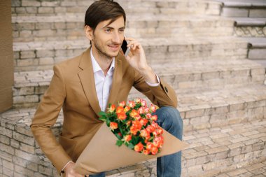 Yakışıklı adam mutlu evet gül buketi holding