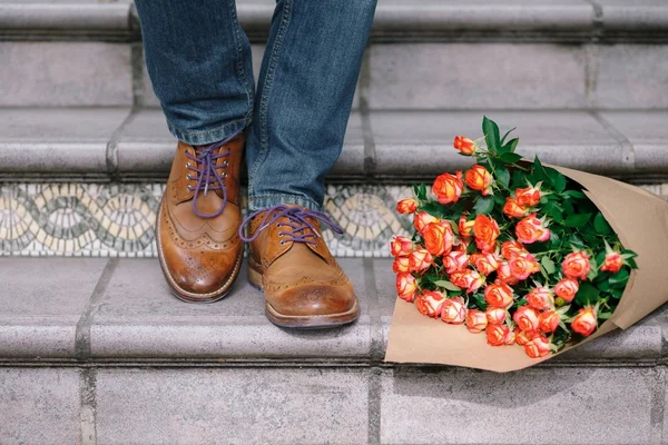 Γκρο πλαν, vintage παπούτσια με μωβ κορδόνια και ένα μπουκέτο από ros — Φωτογραφία Αρχείου